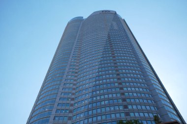 Gökdelen açık mavi gökyüzüne karşı gündüz 