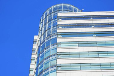 Kentsel gökdelen ve mavi gökyüzü 