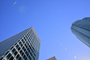 Yüksek binalar ve mavi gökyüzü - Tokyo, Japonya