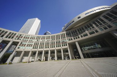 Yüksek binalar ve mavi gökyüzü - Tokyo, Japonya