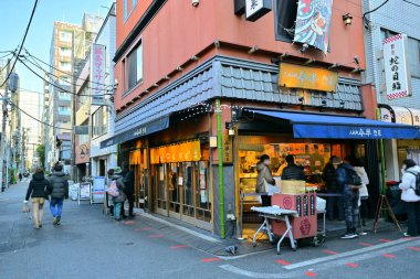 Tokyo 'da gündüz vakti sokak yemekleri satan dükkanın manzarası, Japonya