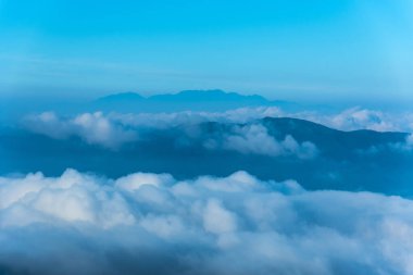 Güzel gökyüzü manzarası ve sabah sisle kaplı dağlar.