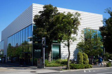 Shibuya, Tokyo, Japonya-5 Kasım 2019: Daikanyama 'daki TSUTAYA kitapları: TSUTAYA tarafından yönetilen şık bir kitapçı  