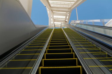 Şehirde modern yürüyen merdiven