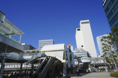 Güneşli bir günde modern şehir mimarisi. Gökdelenlerin mavi gökyüzüne bakışı