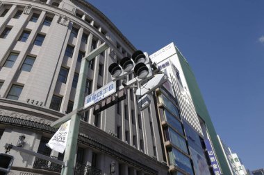 Yüksek binalar ve mavi gökyüzü - Tokyo, Japonya