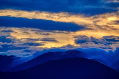 Dağların ardında güzel bir gün batımı