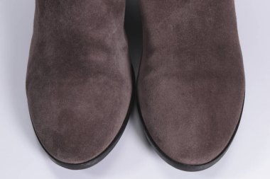 beyaz zemin üzerinde izole kahverengi erkek çizmeler