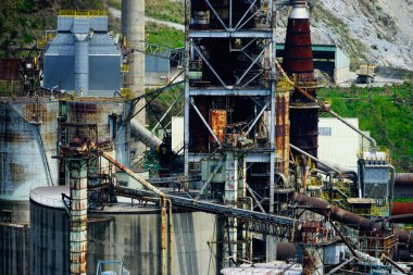 Dağlardaki sanayi tesisi
