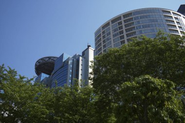 Şehrin modern binası ve mavi gökyüzü 