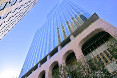 Yüksek binalar ve mavi gökyüzü - Tokyo, Japonya