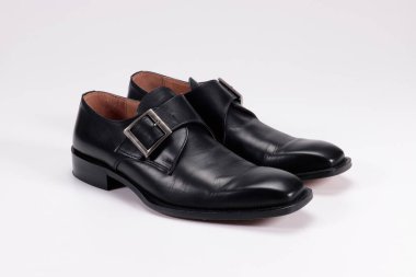 Siyah adamın ayakkabıları beyaz arka planda izole edilmiş.