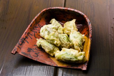 Yenilebilir bitkiler tempura, kızarmış kabak çiçekleri.