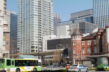 Güneşli bir günde modern şehir mimarisi. Yol ve gökdelenlerin görüntüsü