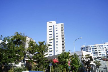 Mavi gökyüzü üzerinde modern apartman 