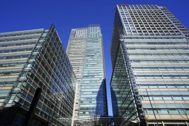 Yüksek binalar ve mavi gökyüzü - Tokyo, Japonya