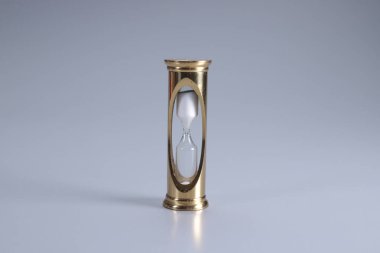 Gri arkaplanda altın kum saati