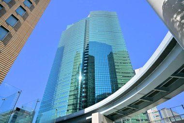 Şehirdeki modern ofis binaları, güneşli bir günde gökdelenler 