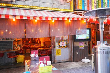 Tokyo, Japonya 'nın Shibuya semtinde, caddedeki restoran ve barlar. Shibuya, Tokyo 'nun en kalabalık ve işlek bölgelerinden biridir..