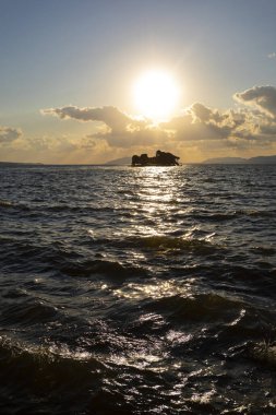 Deniz kıyısında gün batımı gökyüzü   