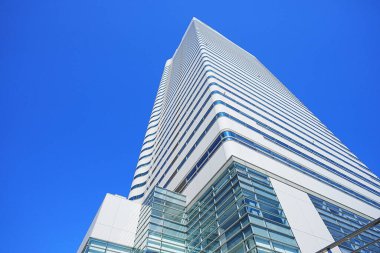 Yüksek binalar ve mavi gökyüzü - Tokyo, Japonya