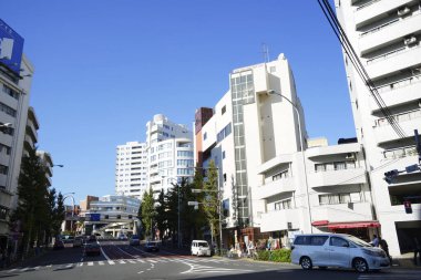  Aydınlık bir günde şehir yolunda trafik sıkışıklığı