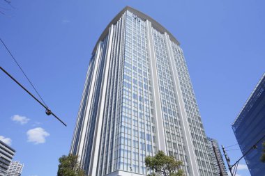 Yüksek binalar ve mavi gökyüzü - Tokyo, Japonya