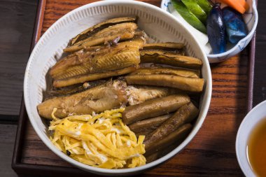 Dilimlenmiş omlet ve sebzeli kızarmış balık.