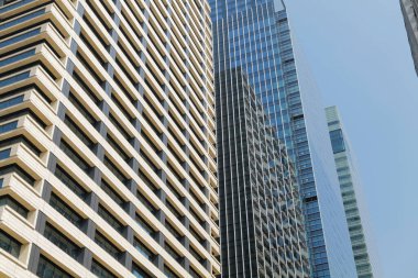 Yüksek binalar ve mavi gökyüzü - Tokyo, Japonya