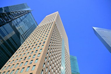 Şehirdeki modern ofis binaları, güneşli bir günde gökdelenler 