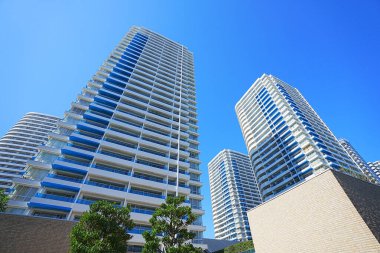 Yüksek binalar ve mavi gökyüzü - Tokyo, Japonya