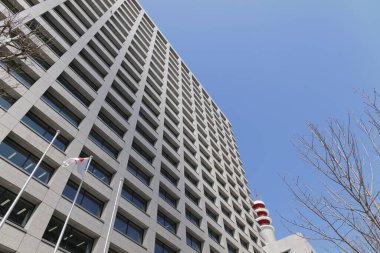 Güneşli bir günde modern şehir mimarisi. Mavi gökdelene karşı gökdelen görüntüsü