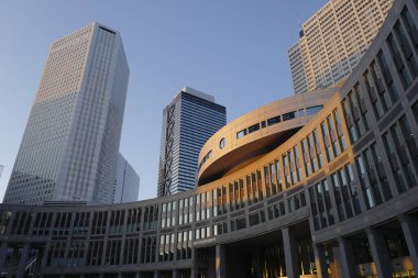 Yüksek binalar ve mavi gökyüzü - Tokyo, Japonya