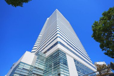 Yüksek binalar ve mavi gökyüzü - Tokyo, Japonya