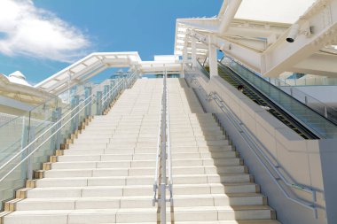 Minato, Tokyo, Japonya 'daki Takanawa Gateway İstasyonu' nun modern merdivenleri.