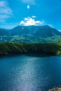 güneşli bir dağ gölü