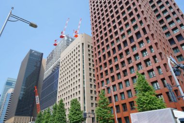 Japonya 'da yüksek binalar ve mavi gökyüzü