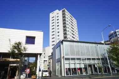 Mavi gökyüzü üzerinde modern apartman 