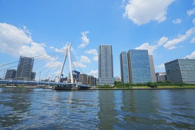 Güneşli bir günde modern şehir mimarisi