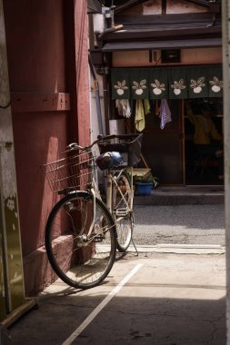 Bisikleti sokağa park ettim.