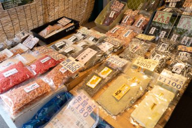 Sokak pazarında çeşitli ürünler satılıyor.