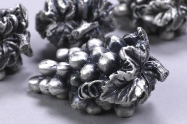 Gri arkaplanda dekoratif metal üzüm demetleri