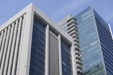 Yüksek binalar ve mavi gökyüzü - Tokyo, Japonya