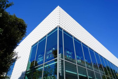 Mavi gökyüzü üzerinde modern apartman 