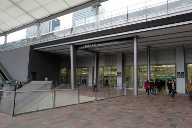 Japonya 'daki tren istasyonu manzarasında harfler var.