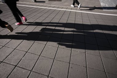 Kaldırımda yürüyen insanlar