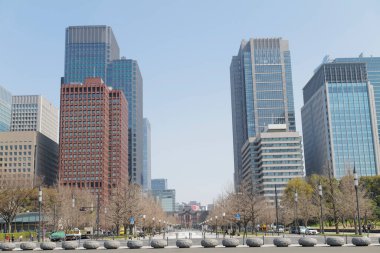 Yüksek binalar ve mavi gökyüzü - Tokyo, Japonya