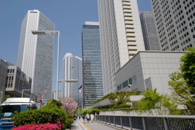 Yüksek binalar ve mavi gökyüzü - Tokyo, Japonya