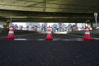 boş sokaklar ve kırmızı koniler ve trafik işaretleri