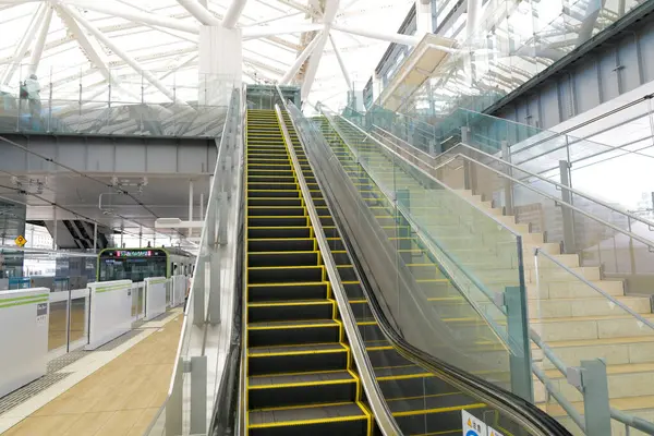 高輪ゲートウェイ駅の階段 エスカレーター — ストック写真